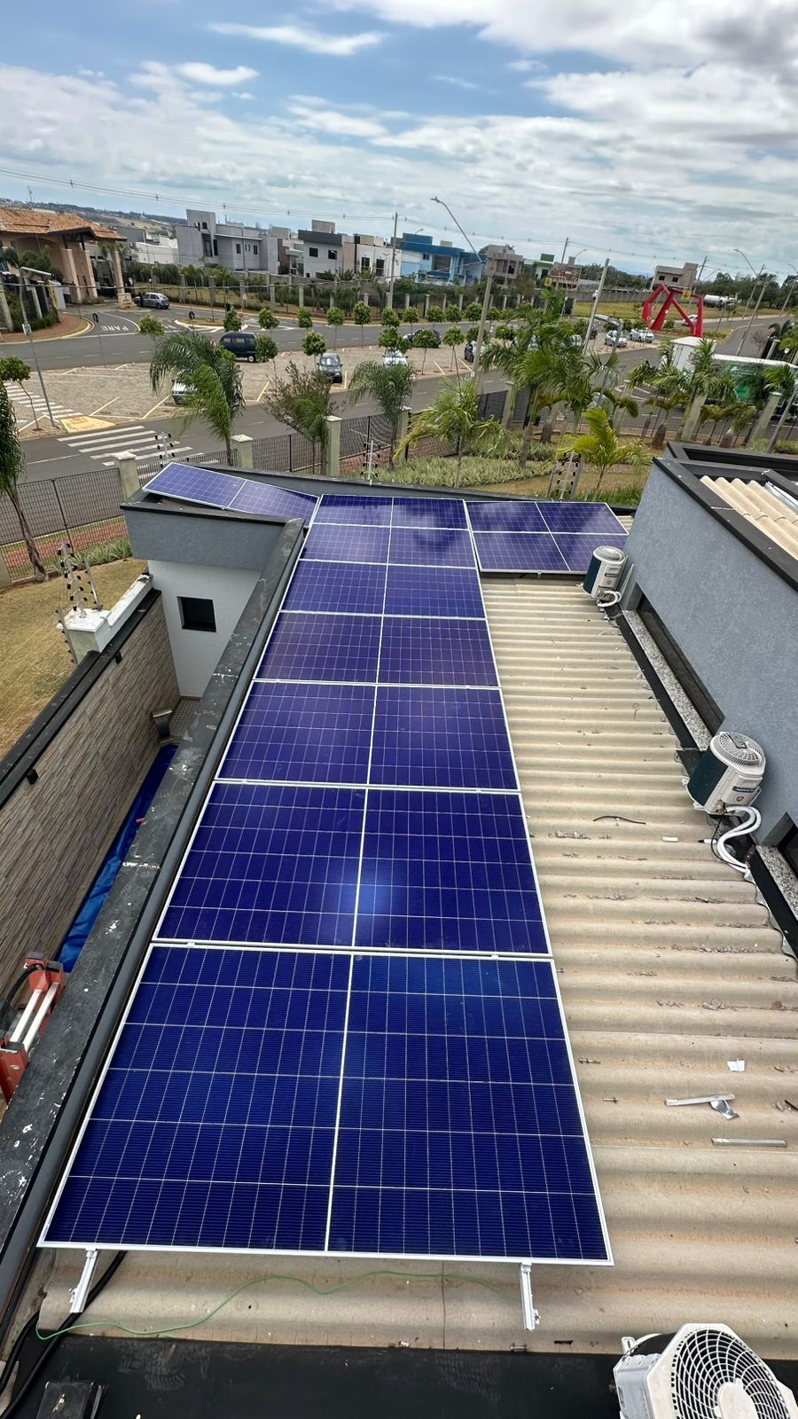Painéis solares em cobertura de casa em condomínio fechado em Campinas