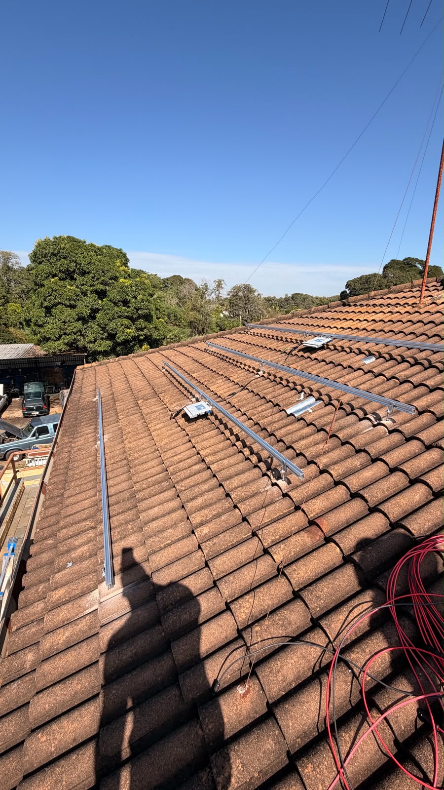 Estruturas de fixação e microinversores instalados em telhado residencial