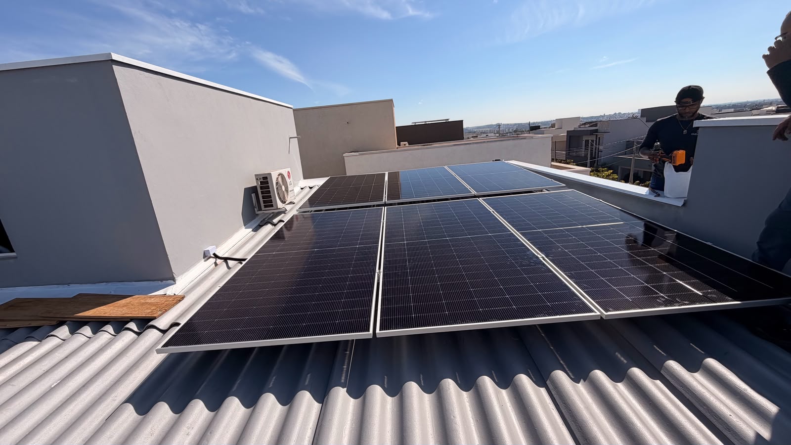 Equipe própria da DaySun finalizando instalação de painéis solares em residência
