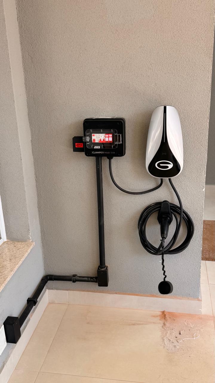 Carregador para carro elétrico instalado com quadro de proteção elétrica