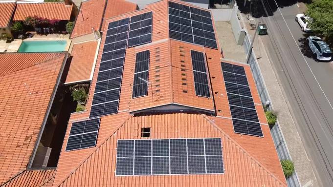Vista aérea de painéis solares em casa de alto padrão em Campinas e região