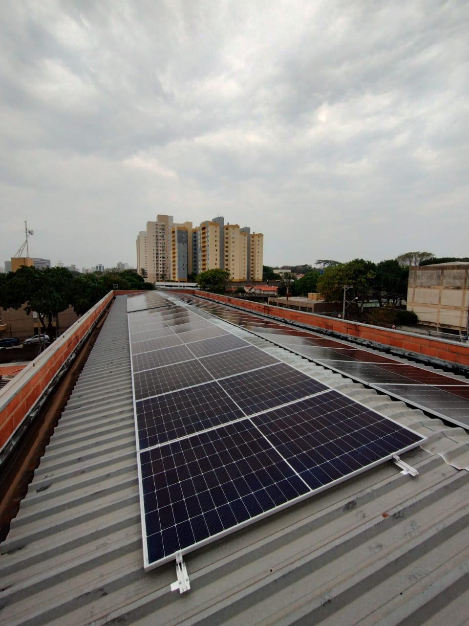 Painéis solares em telhado metálico de empresa em Campinas e região