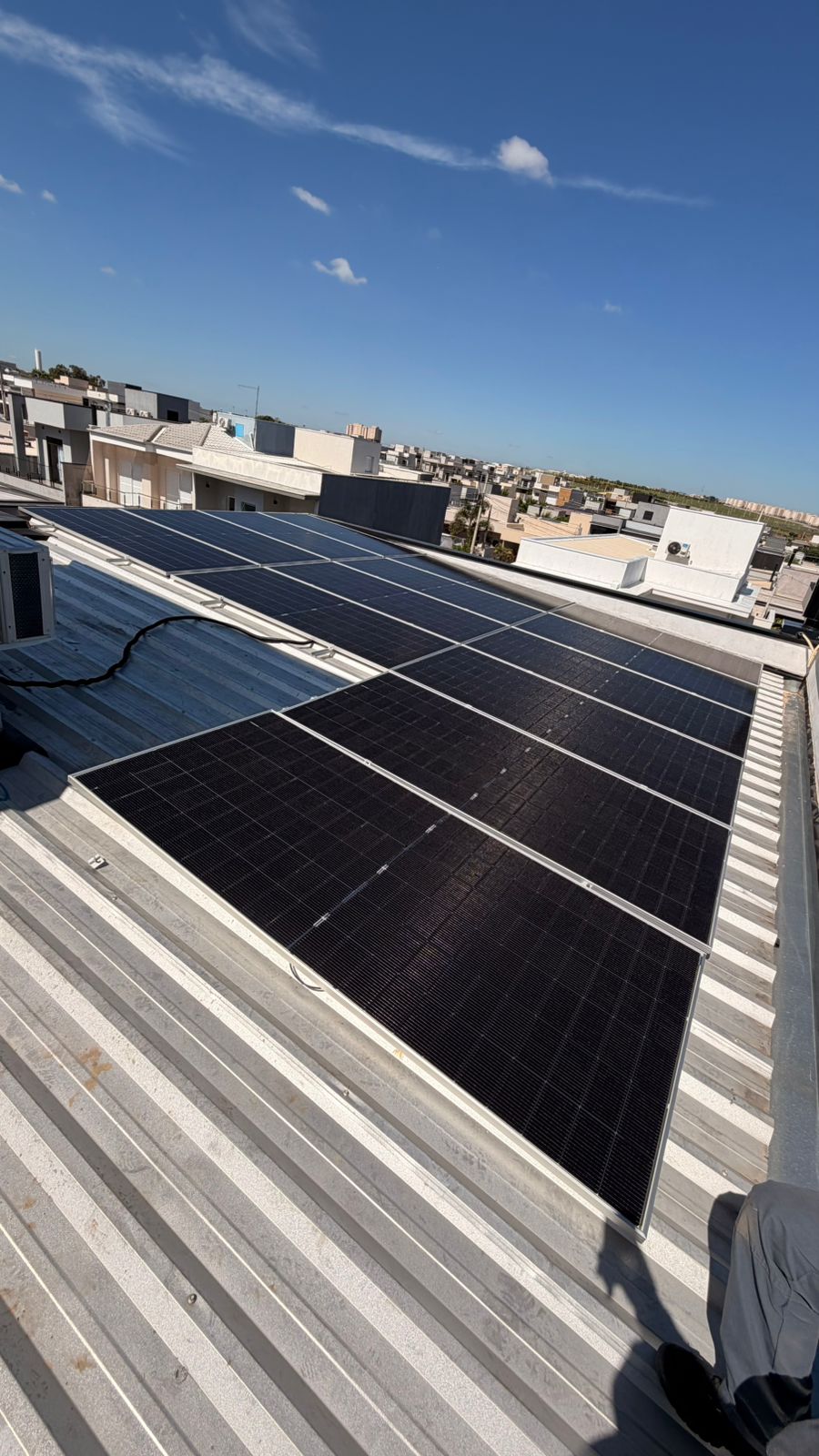 Energia solar instalada em telhado metálico de casa em condomínio