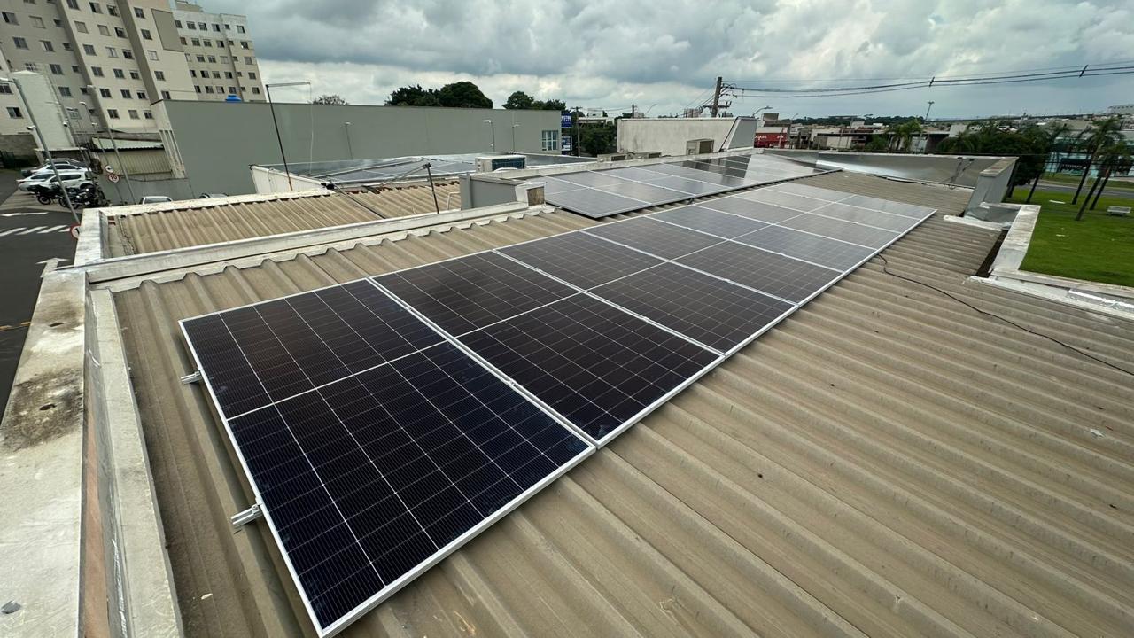 Usina solar no telhado de prédio comercial em Campinas